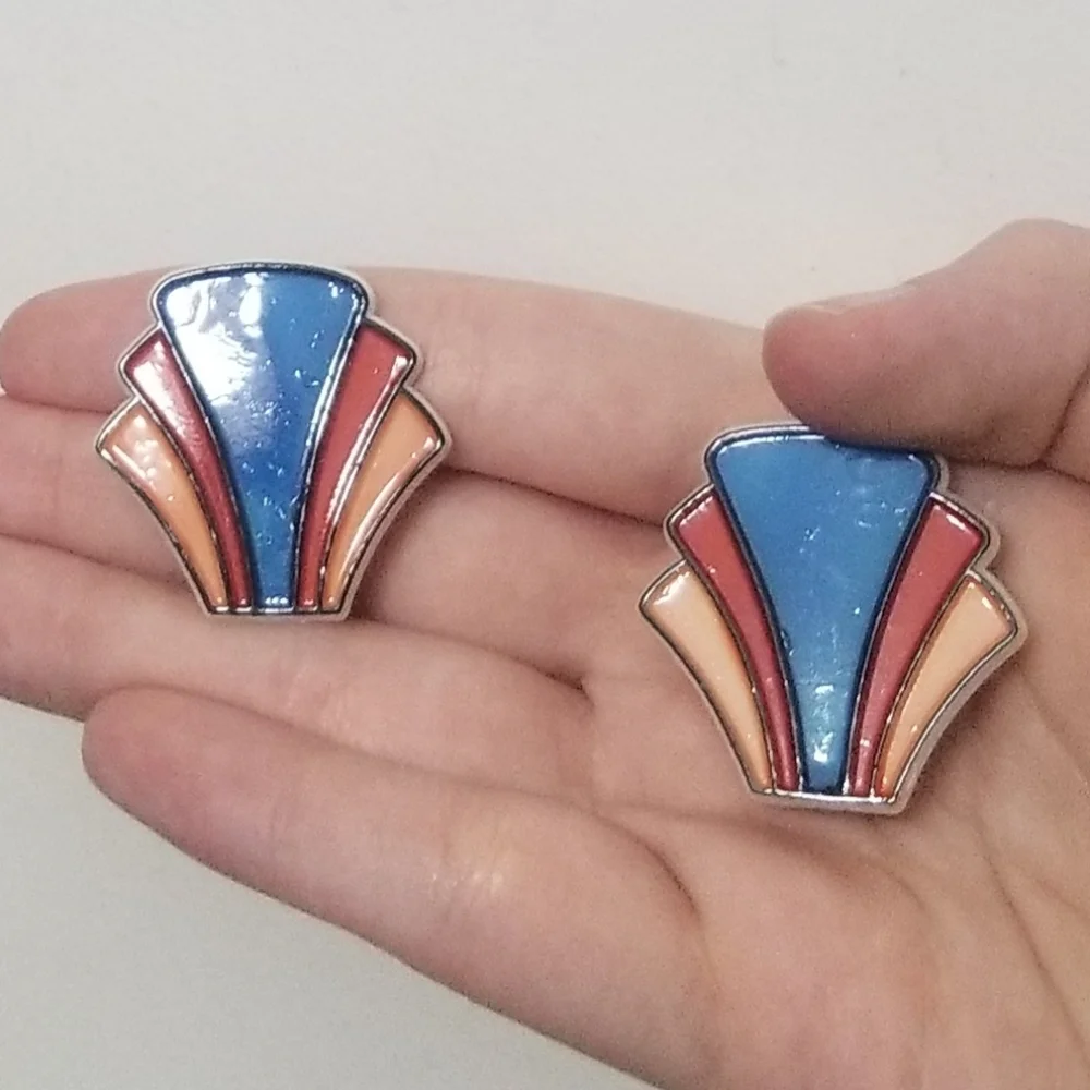 Fun, eye-catching vtg plastic clip on earrings - Picture 4 of 6